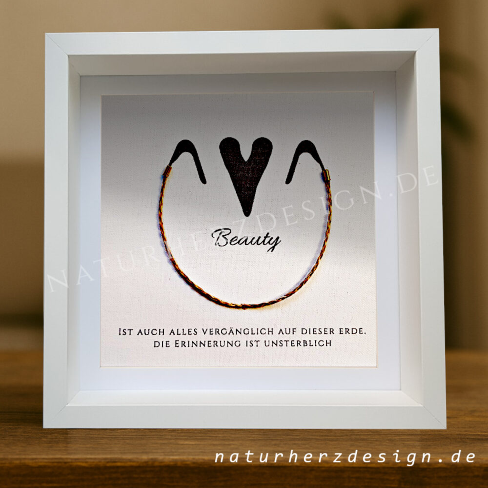 barhuf_weiss_hellestraehne Barhufabdruck mit Schweifsträhne – Erinnerungsrahmen Pferd (25 × 25 cm)