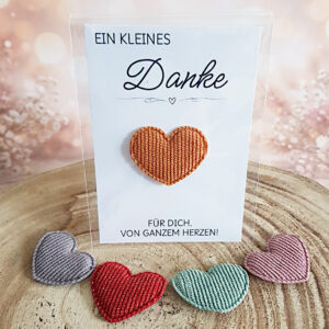 Dankeskarte Ein kleines Danke mit farbigem Stoffherz auf weißer Karte