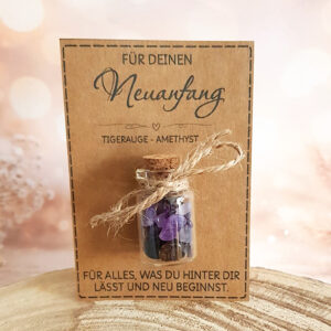 Geschenk zum Neuanfang mit kleinem Edelstein-Gläschen mit Tigerauge und Amethyst
